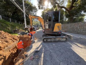 Asfaltamento em Ratones avança sem impactar tráfego