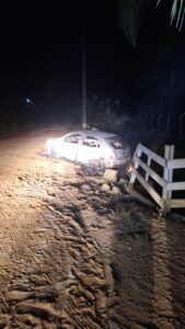 Carro fica destruído ao pegar fogo em Braço do Norte