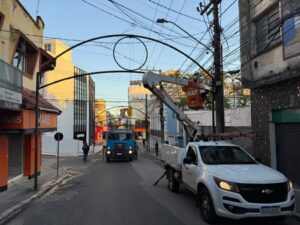 Arcos usados em decoração natalina são removidos