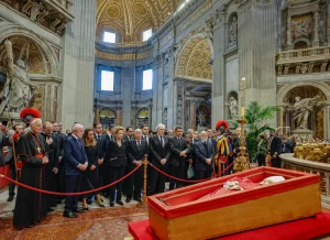 Vaticano inicia luto de nove dias por Papa
