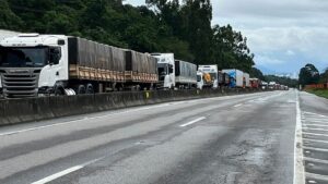 Urgente: BR-101 é fechada no Morro dos Cavalos