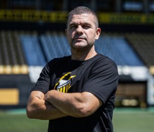 Técnico vitorioso em SC é apresentado por time de SP
