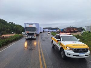 Escolta interrompe trânsito em rodovias entre SC e PR