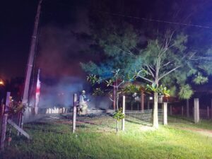 Casa de veraneio pega fogo em Jaguaruna