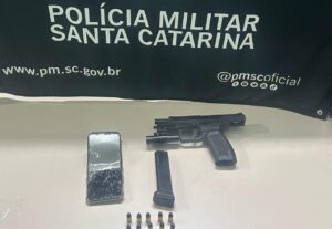 Suspeito é preso com arma e mira laser em SJ