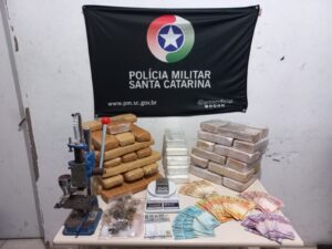 Trio é preso com 38 kg de drogas em Palhoça