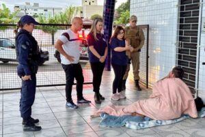 Pessoas em situação de rua são abordadas em Tubarão