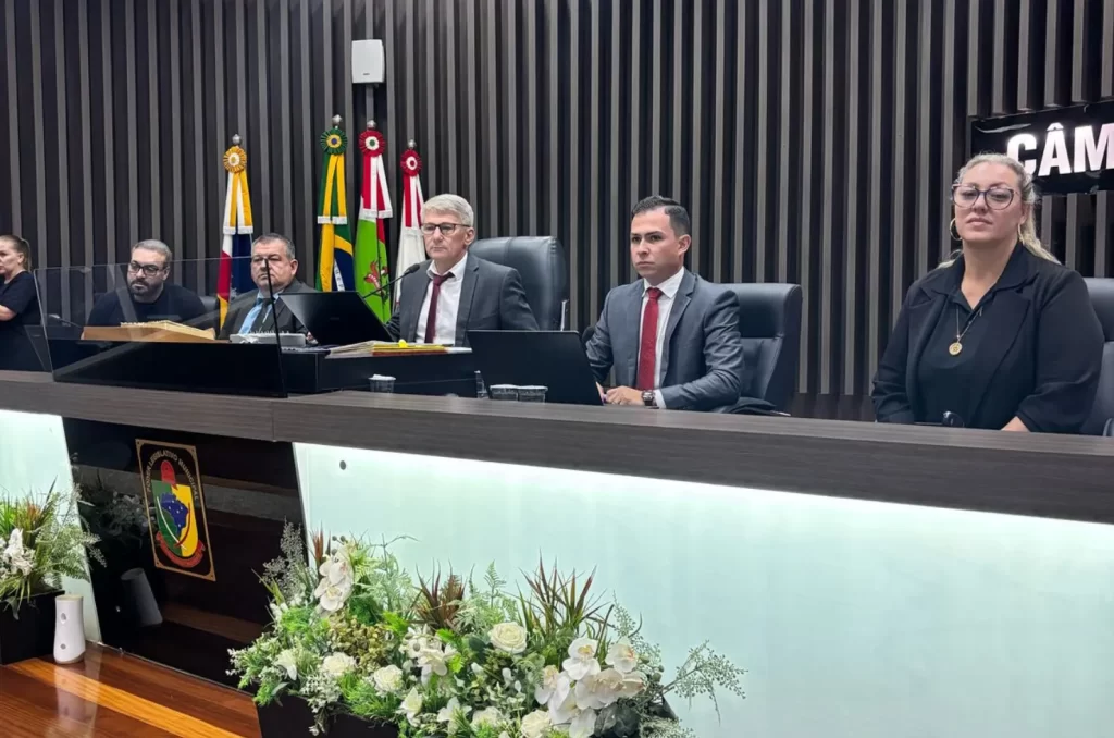 Sessão da Câmara de Araranguá com vereadores e familiares de Néia durante aprovação de homenagem no futebol municipal