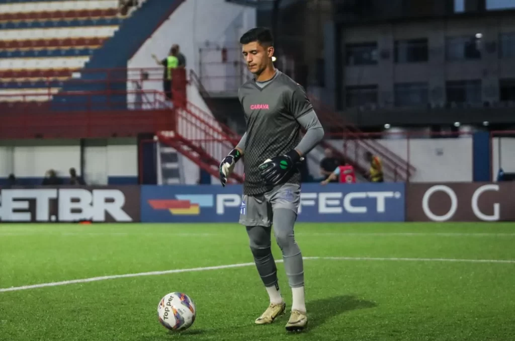 Arthur, goleiro revelado pelo Caravaggio e decisivo na final da Série B, reforça clube da Série C por empréstimo