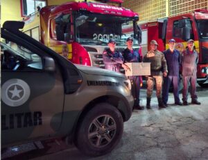Bombeiros de Itapema resgatam jiboia arco-íris