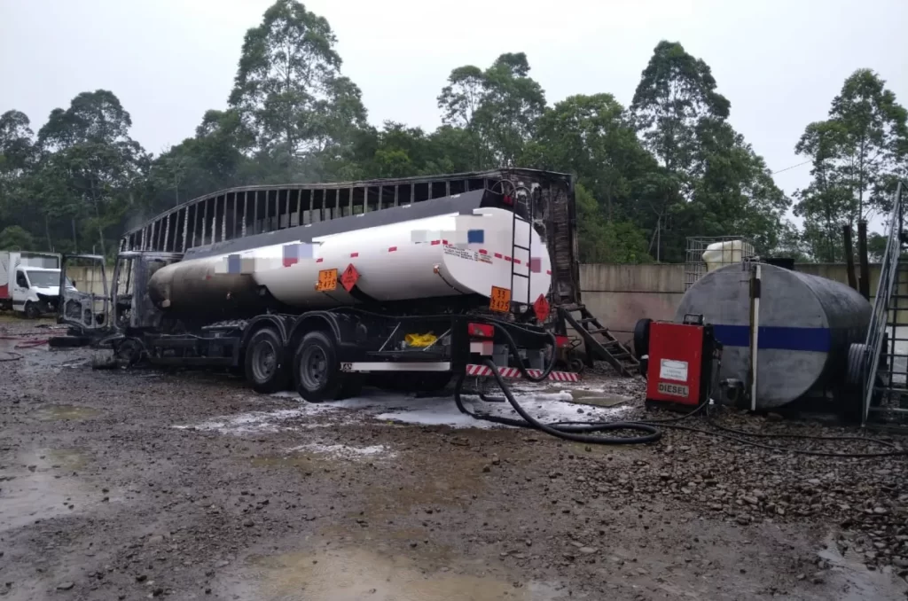 Caminhão destruído por incêndio, no bairro Primeira Linha, em Criciúma