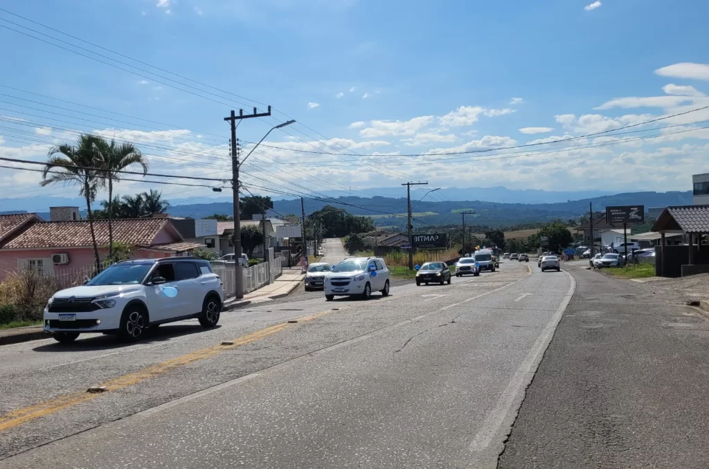 Carreata azul em Criciúma com veículos mobilizados para o Dia de Conscientização ao Autismo