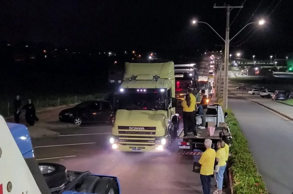Caminhoneiros participam da carreata em direção à Basílica Santuário Sagrado Coração Misericordioso de Jesus em Içara, com bênção dos veículos