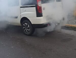 Carro pega fogo com motorista dentro em Itapema