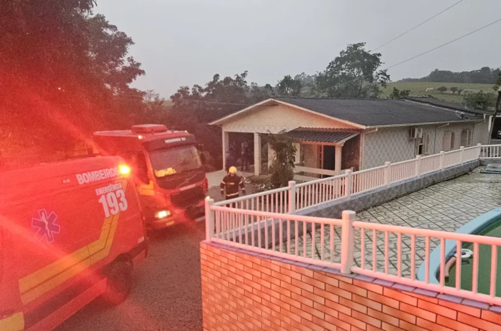 Incêndio em residência em Cocal do Sul