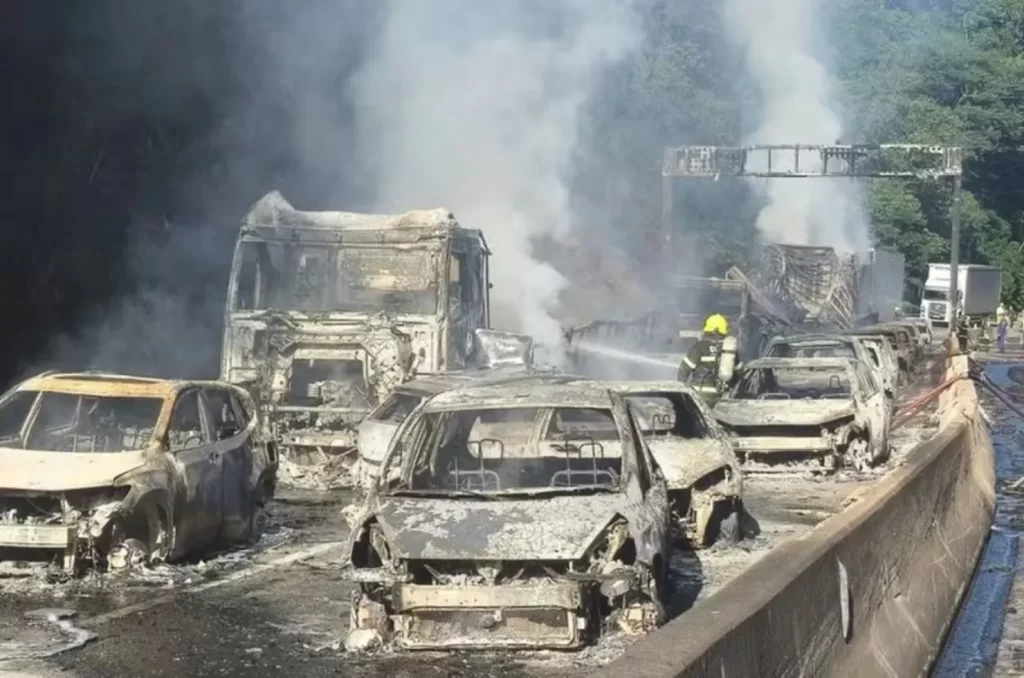 Incêndio no trecho do Morro dos Cavalos, na BR-101