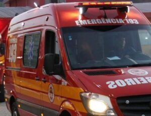 Ciclista é atropelada por caminhão em Itajaí