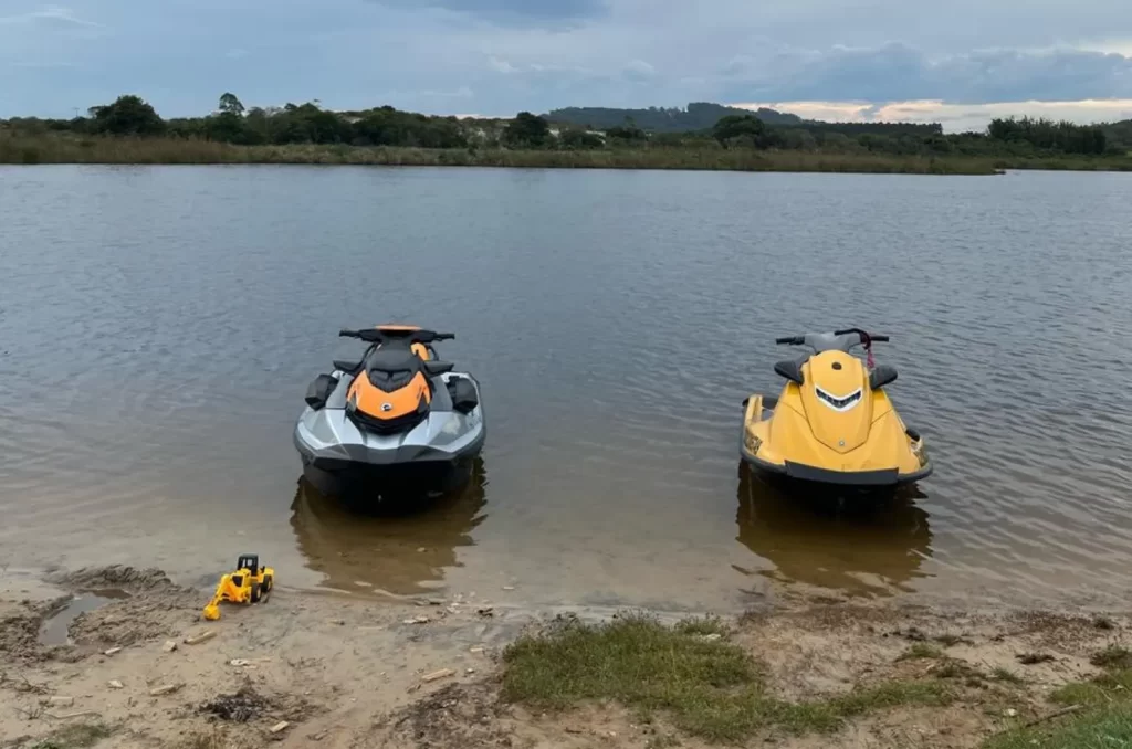 Duas motos aquáticas envolvidas em uma colisão na Lagoa do Campo Bom em Jaguaruna