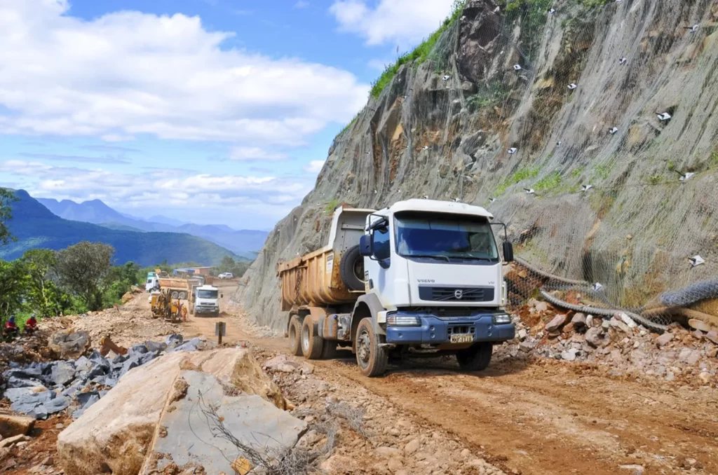 Obras de pavimentação da Serra da Rocinha