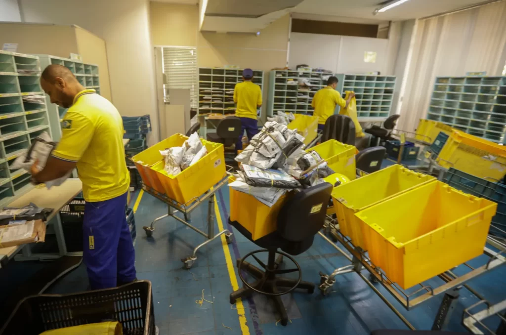 Ilustração do trabalho dos Correios