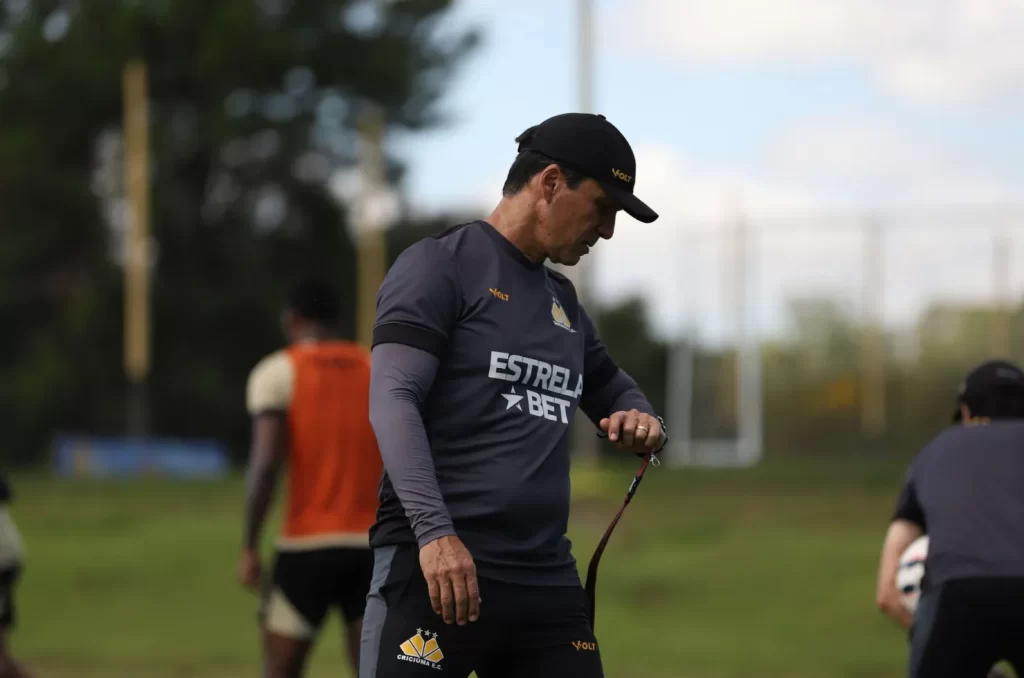 Zé Ricardo comandando um treino do Criciúma em preparação para a estreia na Série B 2025