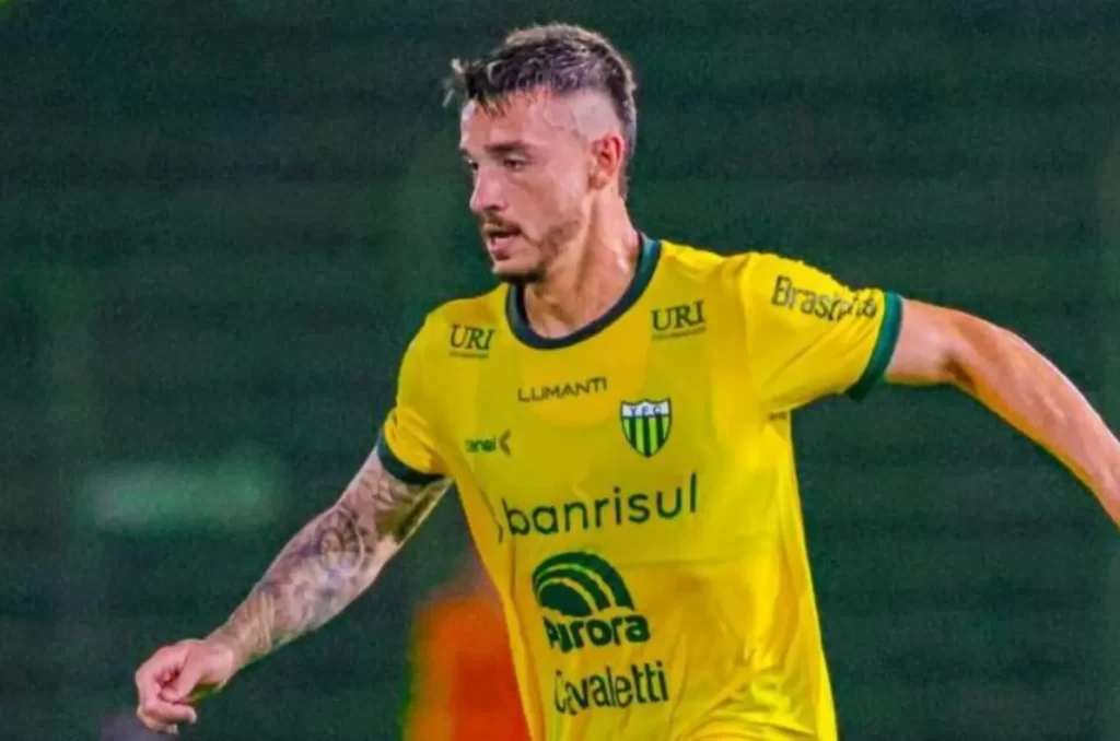 Heitor Roca disputando partida pelo Ypiranga-RS