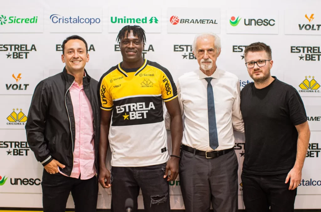 Apresentação do atacante nigeriano Samuel Otusanya no Criciúma, reforço para a temporada de 2025