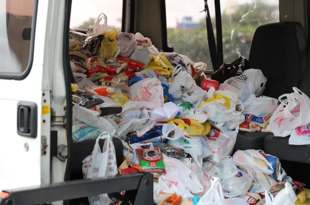 Torcedores e atletas do STU National em Criciúma depositam alimentos não perecíveis em caixas de coleta da campanha "100 Toneladas de Solidariedade"
