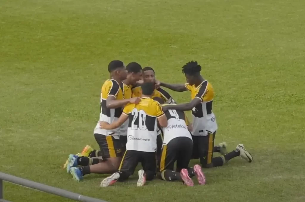 Jogadores do Criciúma comemorando gol contra o Avaí pela Série B Sub-20