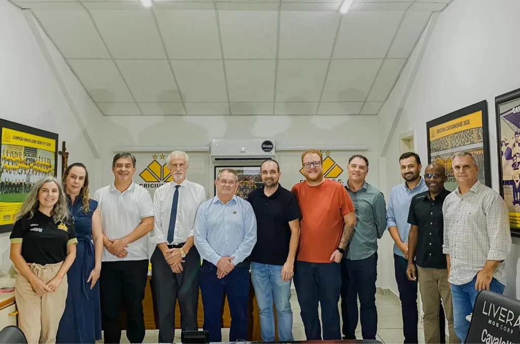 Reunião para definir detalhes da inauguração do memorial do Criciúma Esporte Clube, com presença da diretoria, prefeito e arquitetos