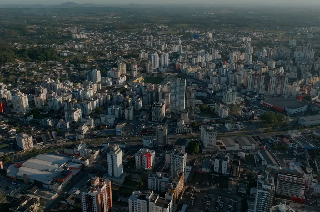 Imagem aérea de Criciúma, destacando o crescimento urbano da cidade, que gerou 760 novas vagas de emprego em fevereiro de 2025