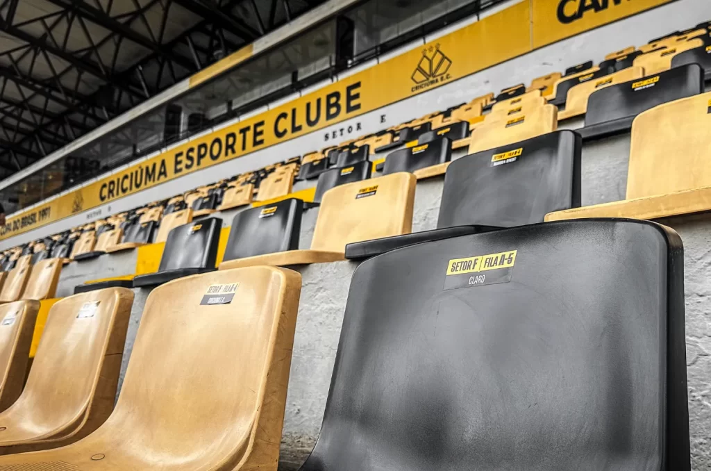 Cadeiras numeradas e nomeadas no estádio do Criciúma para facilitar a identificação dos assentos pelos torcedores