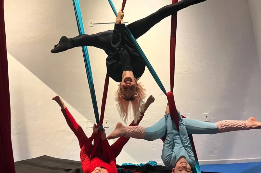Escola de Circo em Criciúma, destacando a prática de acrobacias aéreas e arte circense