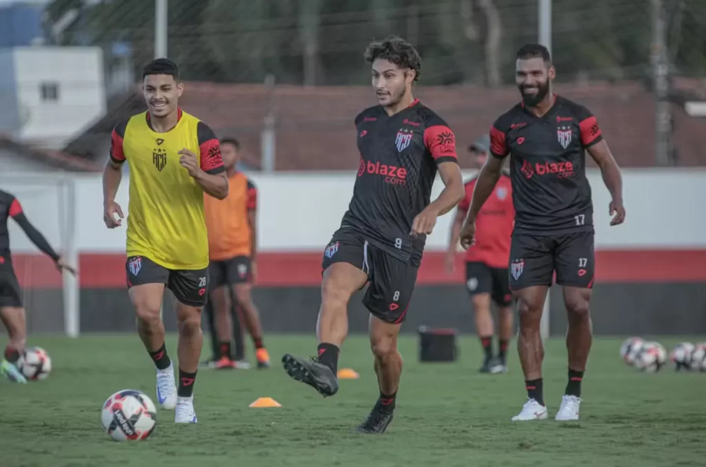 Marcinho passando a bola em um treino do Atlético-GO