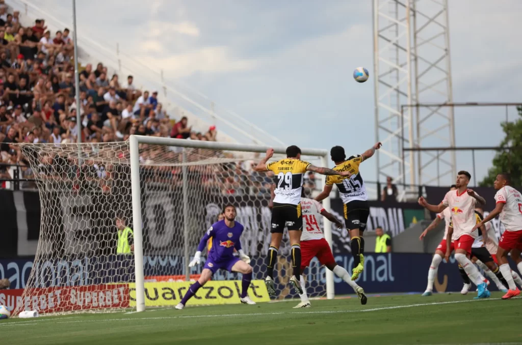 Lance da partida entre Criciúma e Bragantino pelo Brasileirão 2024