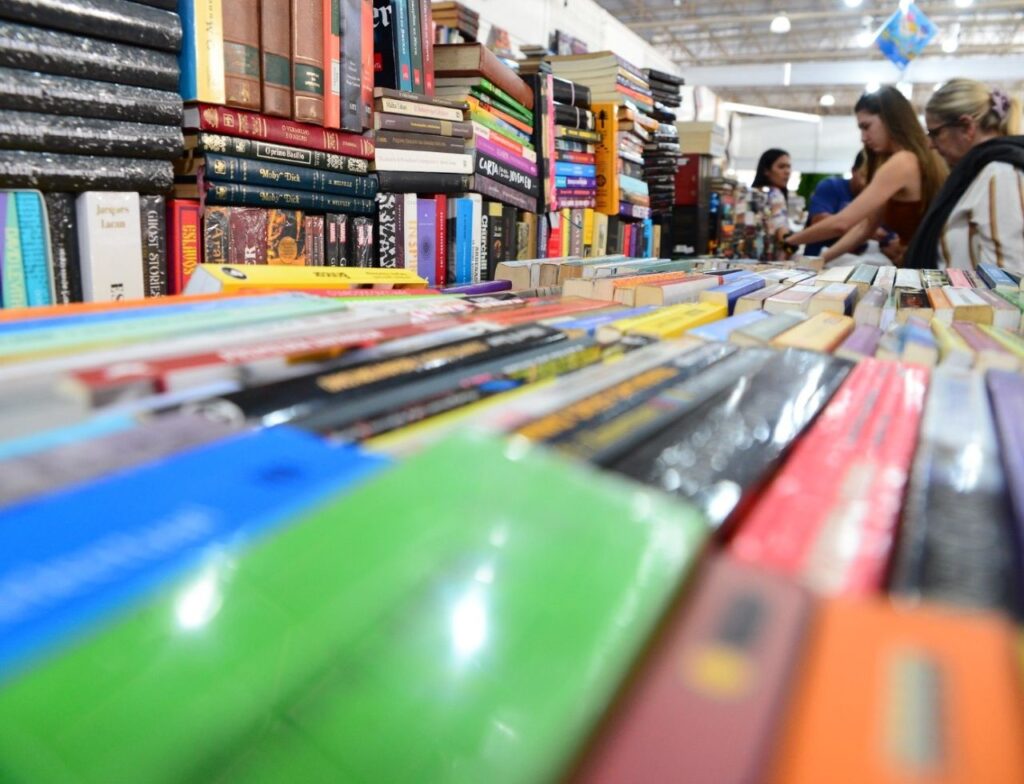 Leitura estimula cérebro e promove benefícios para saúde mental 