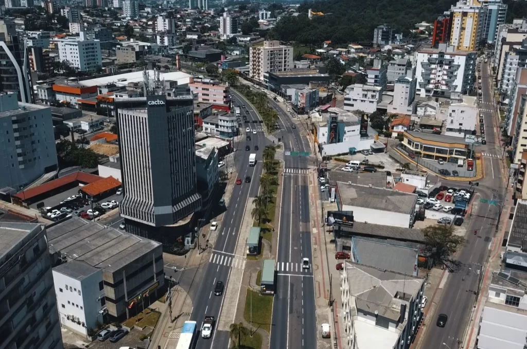 Imagem ilustrativa sobre o funcionamento da onda verde no trânsito de Criciúma, com foco na melhoria da fluidez