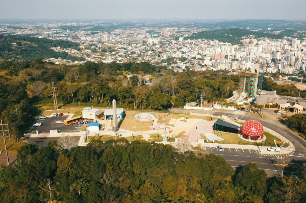 Vista aérea de Criciúma, com destaque para o crescimento econômico da região, refletido nos indicadores positivos do primeiro quadrimestre de 2025