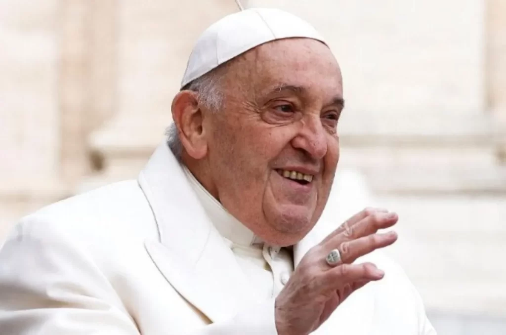 Papa Francisco durante um evento público, acenando para a multidão