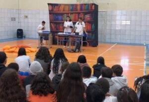 Apresentação teatral em escolas retrata a inclusão