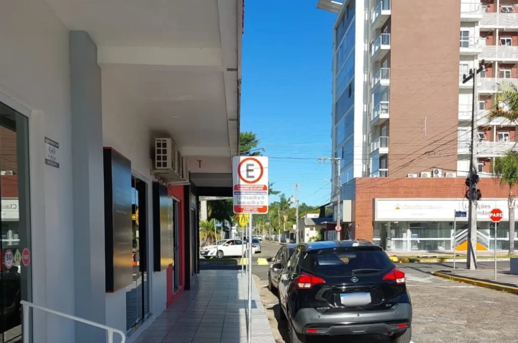 Placa de sinalização indicando a nova área de estacionamento rotativo na Rua Regimento Barriga Verde, no Centro de Araranguá