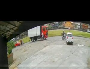 Ciclista tem pernas esmagadas por caminhão