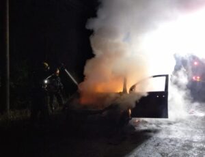 Incêndio destrói Fiat Freemont, em Criciúma