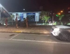 Homem joga mulher de carro andando em SC