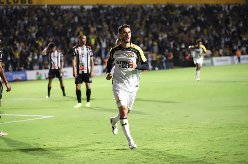 Fellipe Mateus durante a partida do Criciúma, contra o Operário-PR