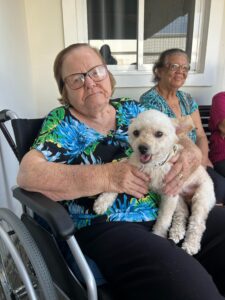 Visita de cãozinho traz memórias e alegria aos idosos