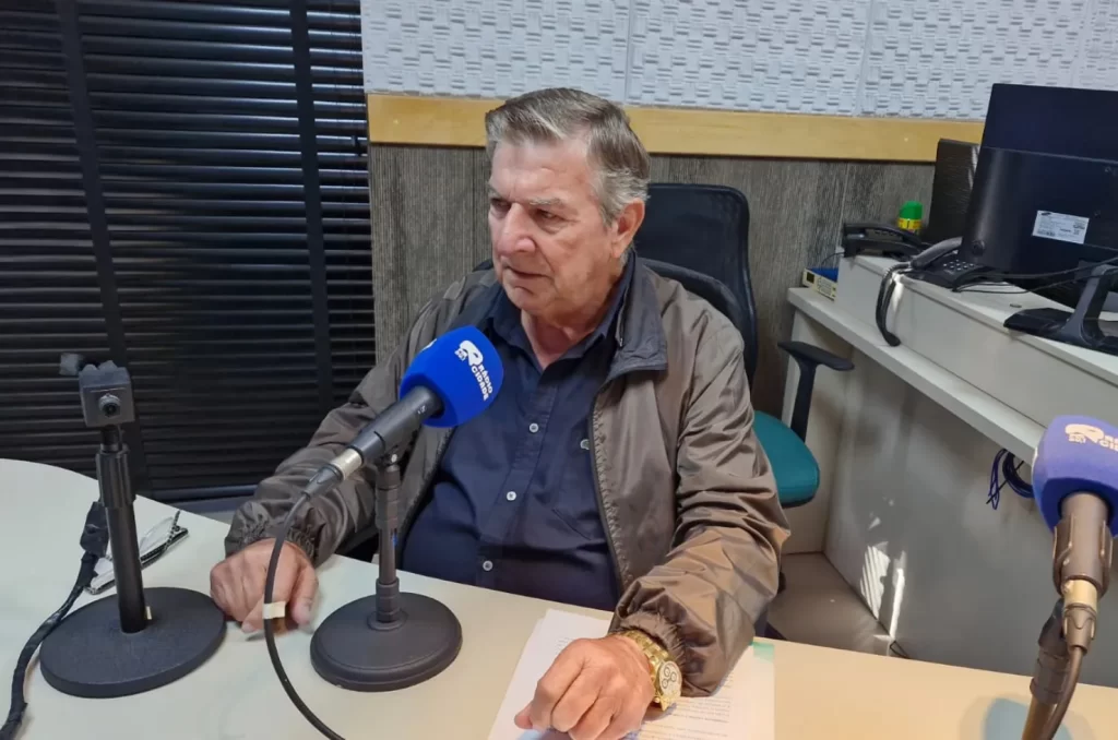 Prefeito Valdir Fontanella durante entrevista à Rádio Cidade, discutindo os desafios econômicos e as preocupações da AMREC sobre a crise do carvão e da indústria plástica
