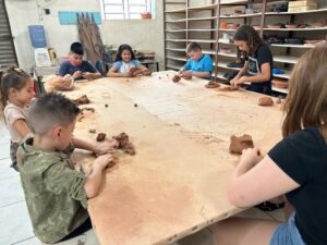 Aulas gratuitas de cerâmica artística para crianças