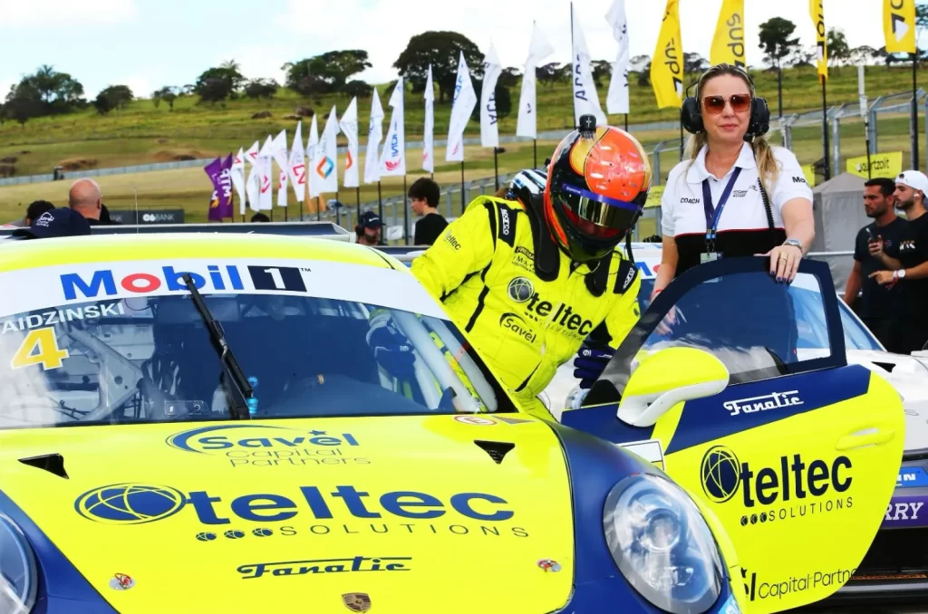 André Gaidzinski e seu carro da Porsche Cup no autódromo