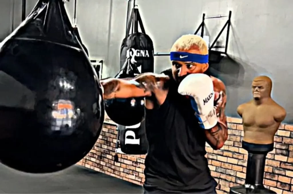 Guilherme Rodolfo durante treinamento intenso, se preparando para o Campeonato Brasileiro de Boxe, com foco total para representar Tubarão